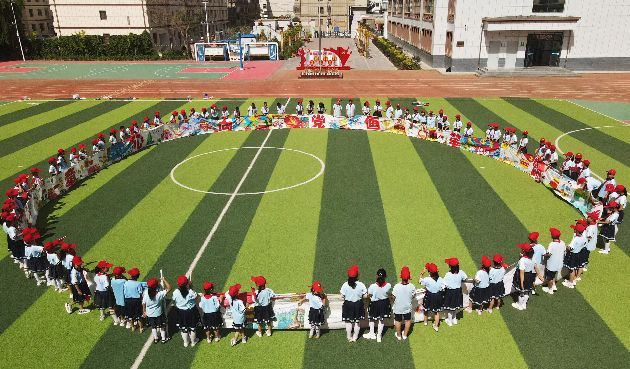 张掖：儿童画笔颂党恩喜迎建党节到来